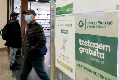В Португалии очереди в сотни человек на еженедельные тесты