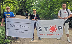 Обмен знамёнами между &quot;Querdenken 711&quot; и &quot;Stop Fake Pandemic&quot;
